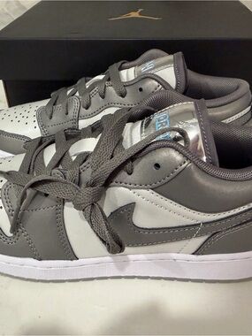 Nike Woman Dunk Low SE Grey/White Casual Sneaker